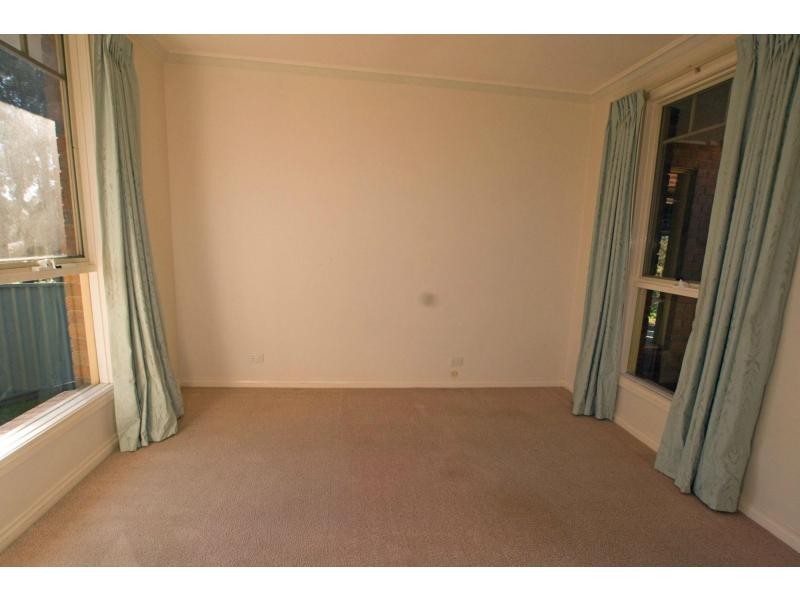 2/3 McKay Crescent, Strathdale VIC 3550