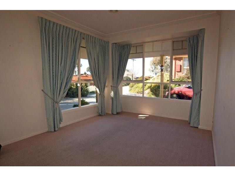 2/3 McKay Crescent, Strathdale VIC 3550