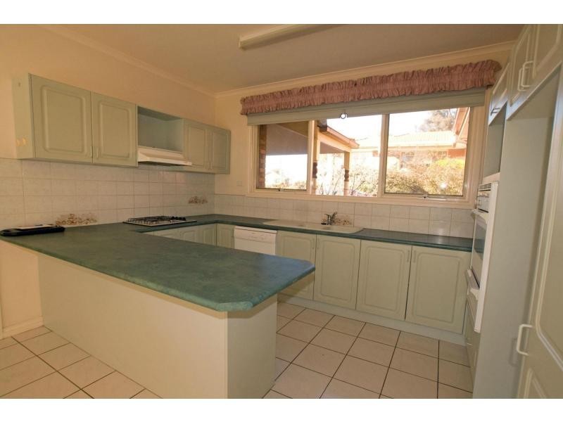 2/3 McKay Crescent, Strathdale VIC 3550