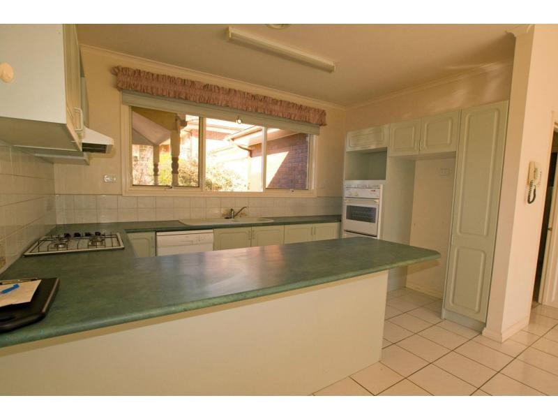 2/3 McKay Crescent, Strathdale VIC 3550