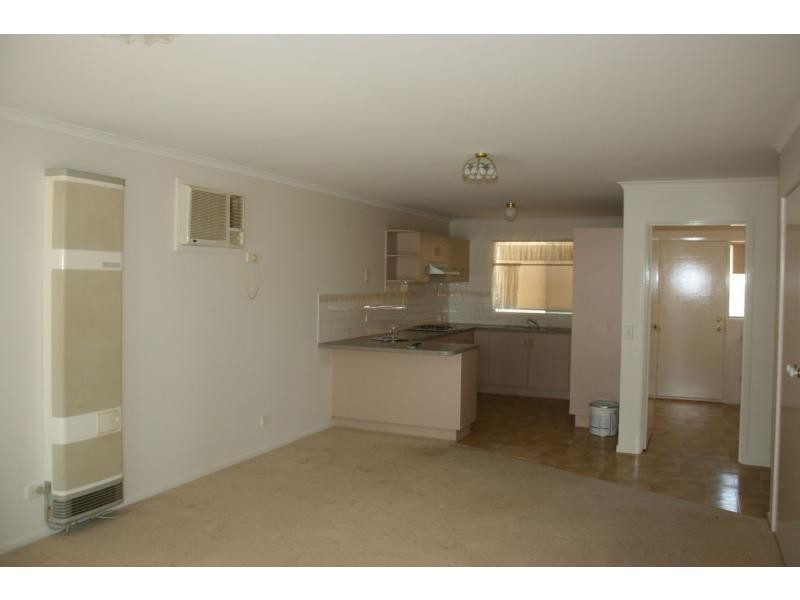 2/12 Race Street, Flora Hill VIC 3550