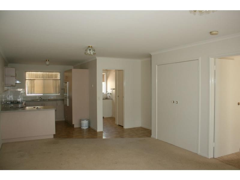 2/12 Race Street, Flora Hill VIC 3550
