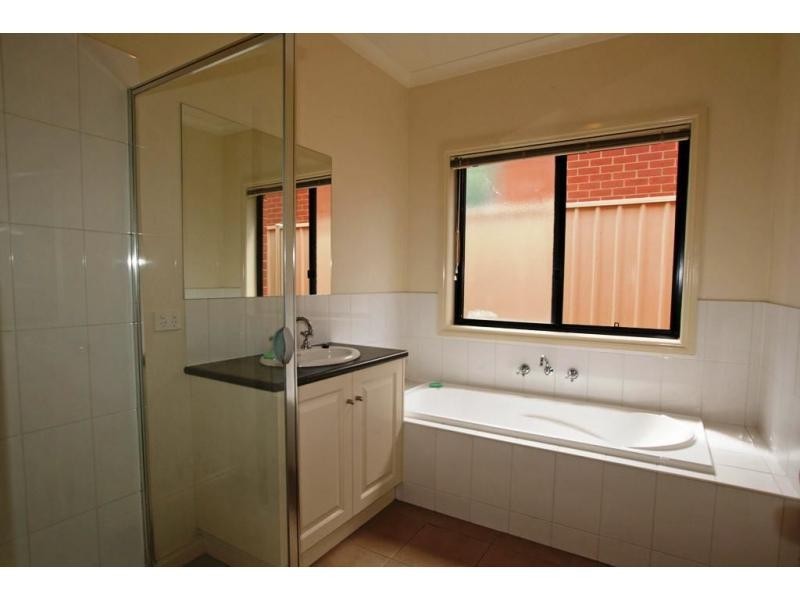 2/34 Greenwood Drive, Kennington VIC 3550