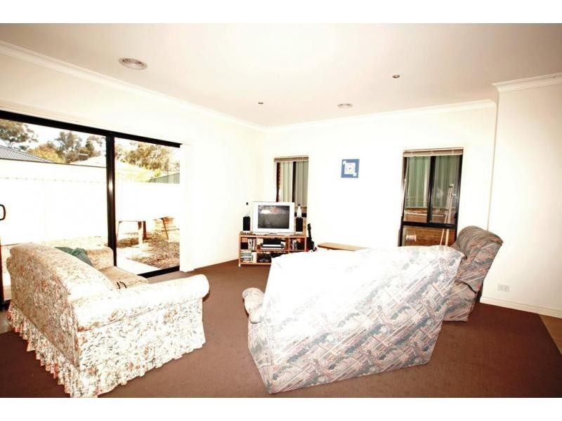 2/34 Greenwood Drive, Kennington VIC 3550