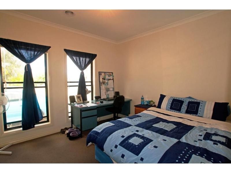 2/34 Greenwood Drive, Kennington VIC 3550