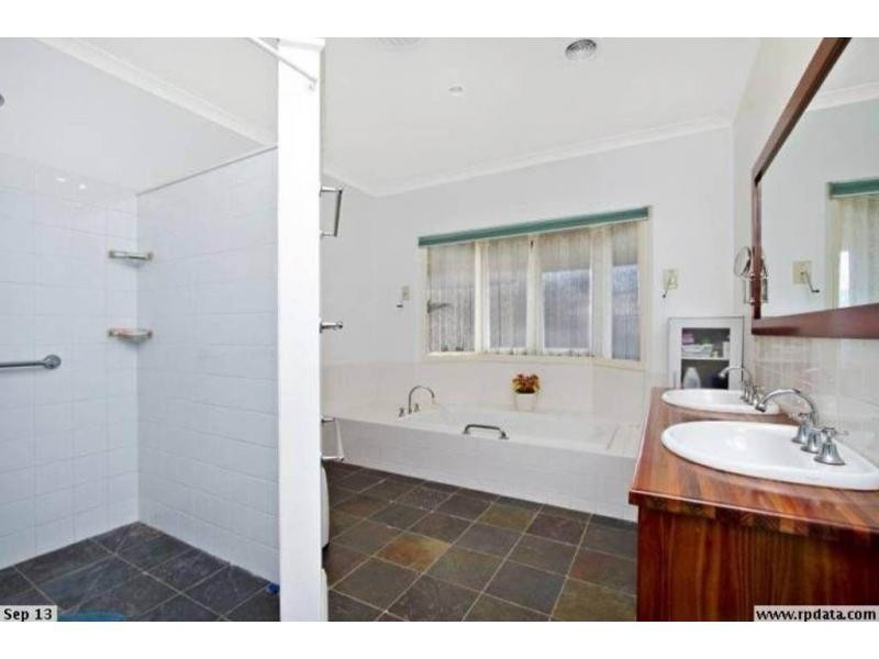 17 Elvey Drive, Kangaroo Flat VIC 3555