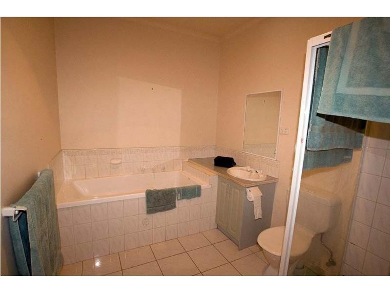 4/3 McKay Crescent, Strathdale VIC 3550