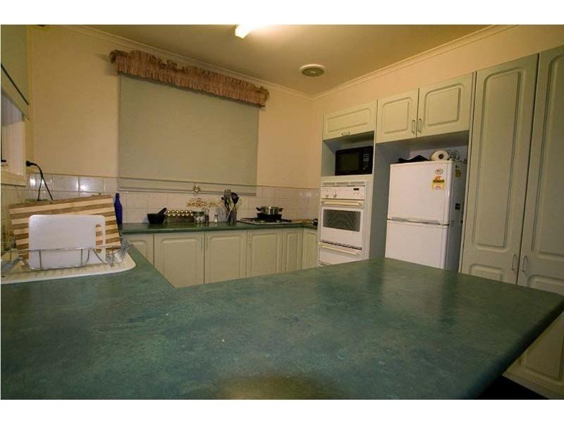 4/3 McKay Crescent, Strathdale VIC 3550