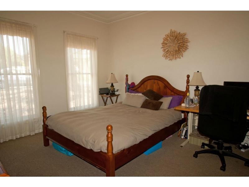 1/16 Peppertree Grove, Strathdale VIC 3550