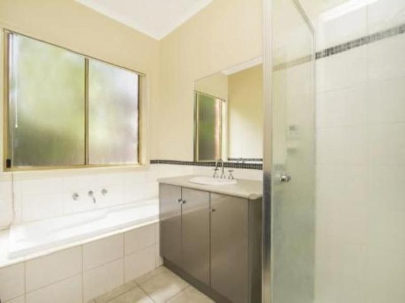 2/16 Peppertree Grove, Strathdale VIC 3550