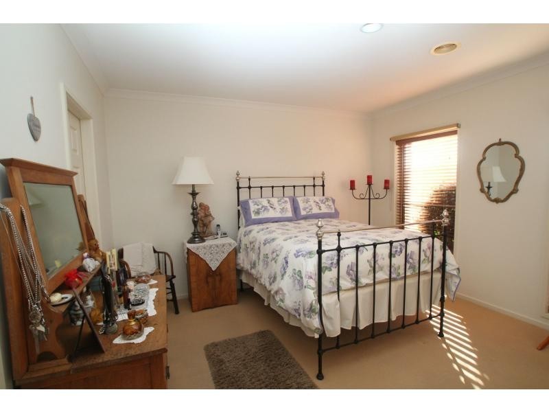 17 Regency Place, Kennington VIC 3550