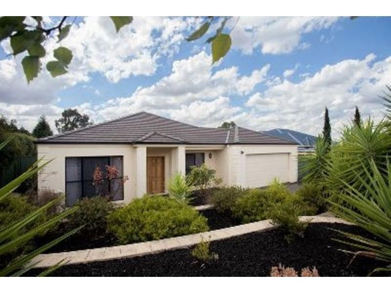 17 Ellesmere Terrace, Strathdale VIC 3550