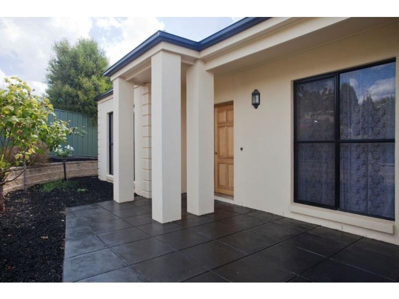 17 Ellesmere Terrace, Strathdale VIC 3550