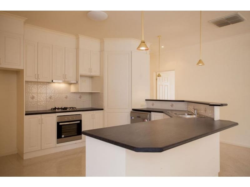 17 Ellesmere Terrace, Strathdale VIC 3550