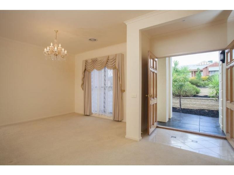 17 Ellesmere Terrace, Strathdale VIC 3550