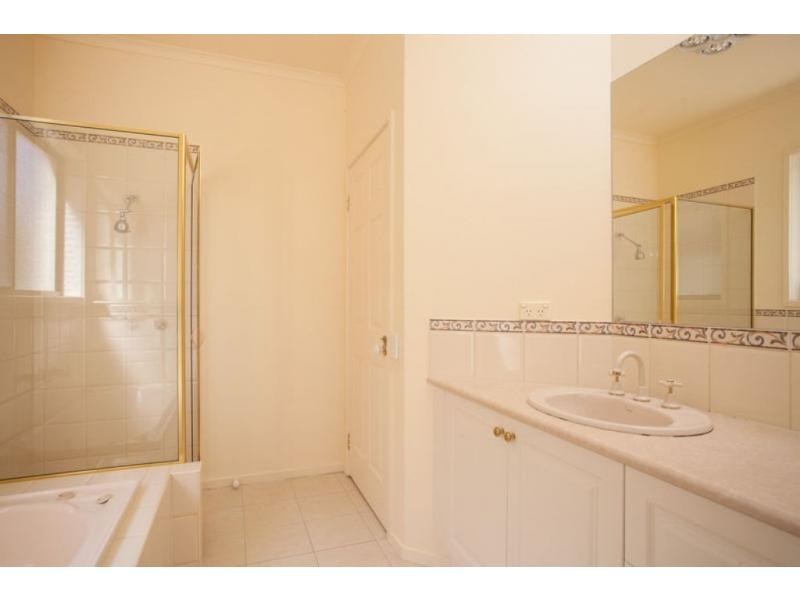 17 Ellesmere Terrace, Strathdale VIC 3550
