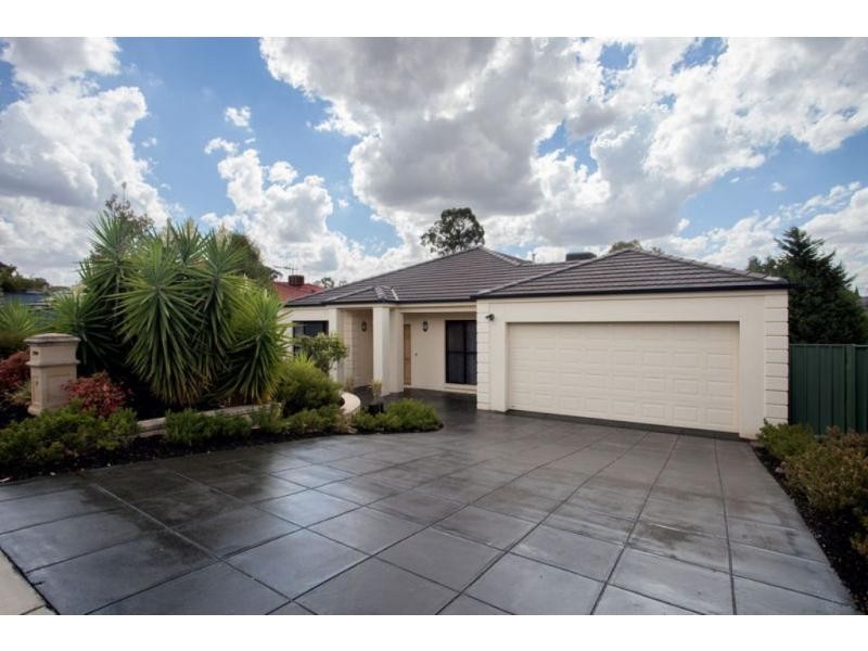 17 Ellesmere Terrace, Strathdale VIC 3550