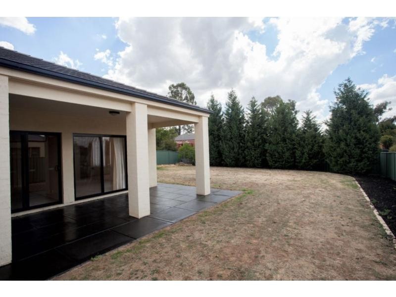17 Ellesmere Terrace, Strathdale VIC 3550