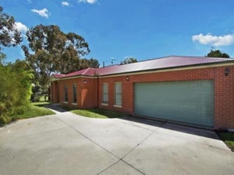 2/16 PEPPERTREE Grove, Strathdale VIC 3550