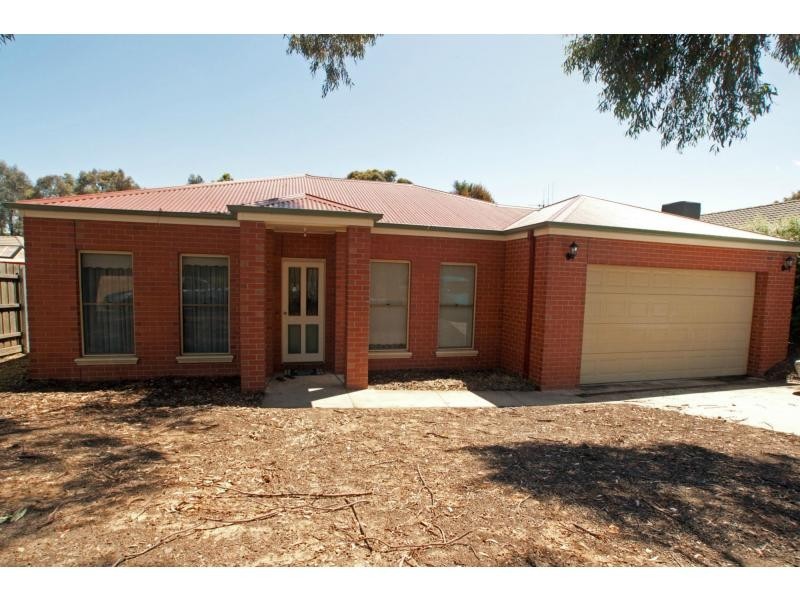 1/16 Peppertree Grove, Strathdale VIC 3550