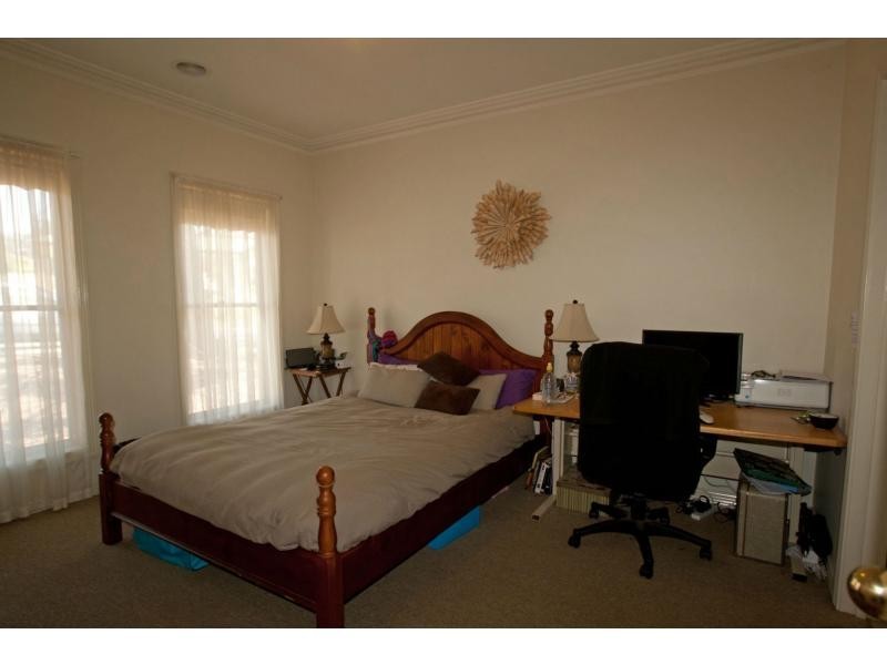 1/16 Peppertree Grove, Strathdale VIC 3550