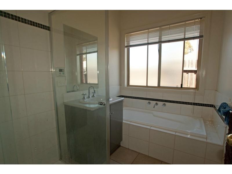 1/16 Peppertree Grove, Strathdale VIC 3550