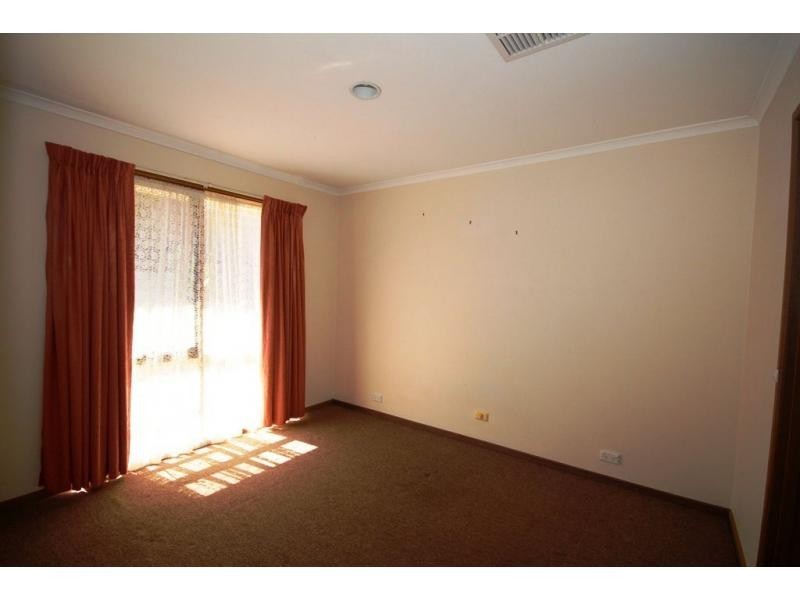 Unit 2/13 Proud Terrace, Flora Hill VIC 3550