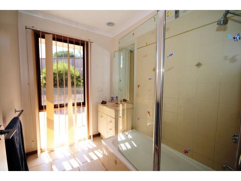 Unit 2/13 Proud Terrace, Flora Hill VIC 3550