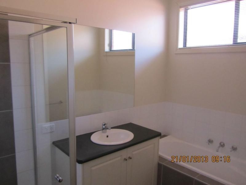 11B Ewing Avenue, Flora Hill VIC 3550