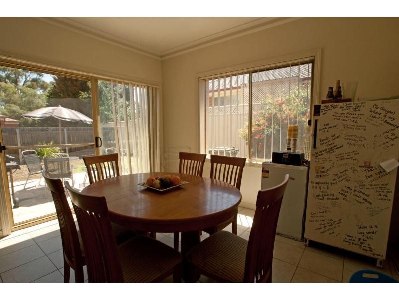 1/16 Peppertree Grove, Strathdale VIC 3550