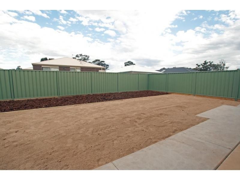 17 Sanctuary Boulevard, Maiden Gully VIC 3551