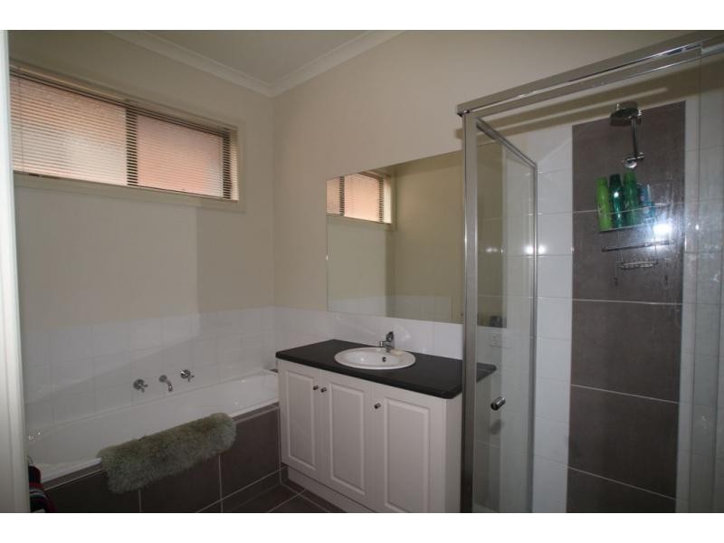 11A Ewing Avenue, Flora Hill VIC 3550
