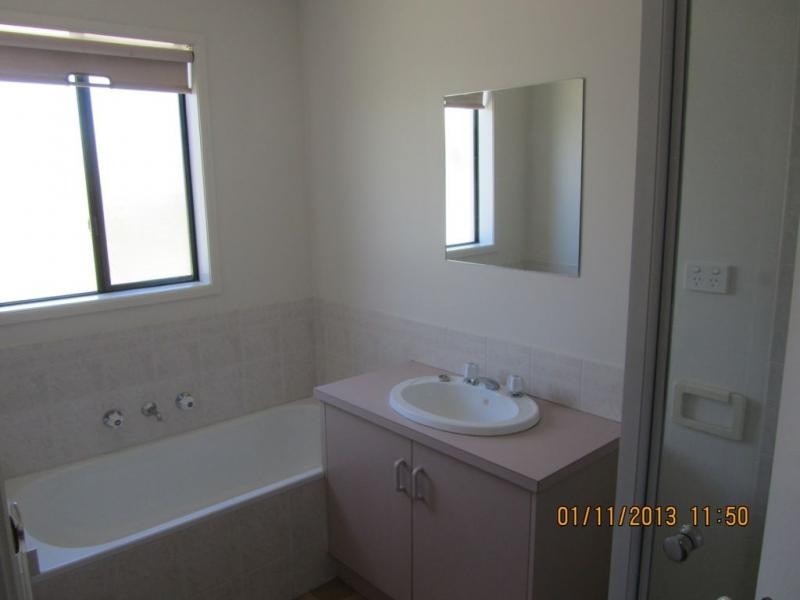 Unit 2/12 Race Street, Flora Hill VIC 3550