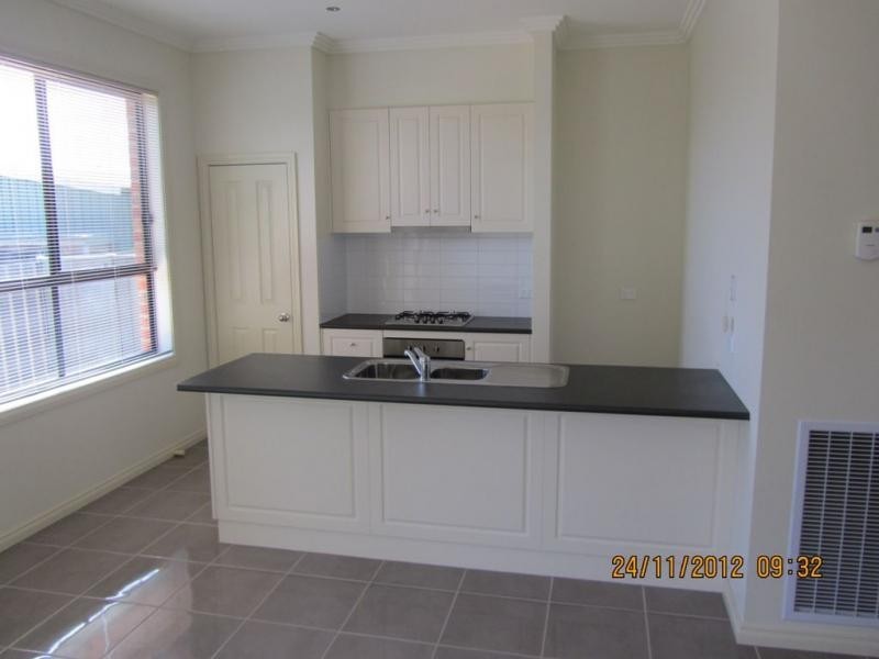 11 Ewing Avenue, Flora Hill VIC 3550