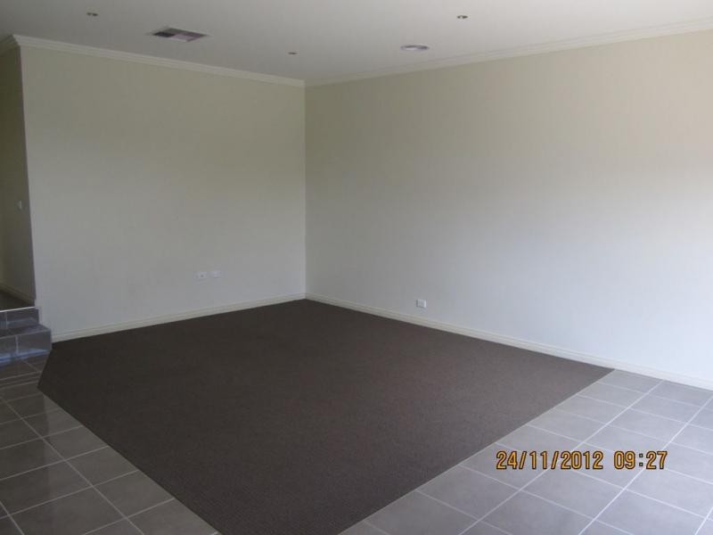 11 Ewing Avenue, Flora Hill VIC 3550