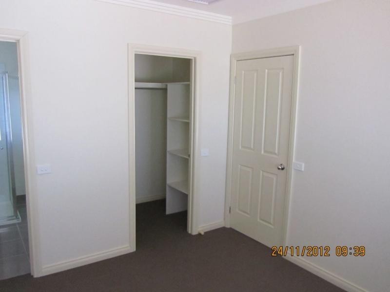 11 Ewing Avenue, Flora Hill VIC 3550