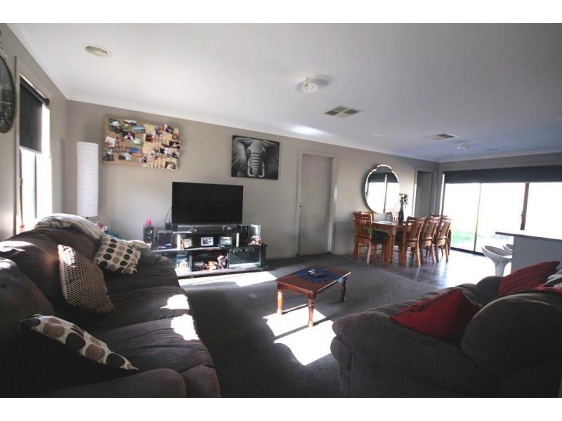 21 Akins Rise, Golden Square VIC 3555