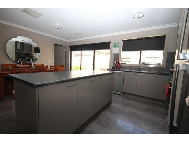 21 Akins Rise, Golden Square VIC 3555