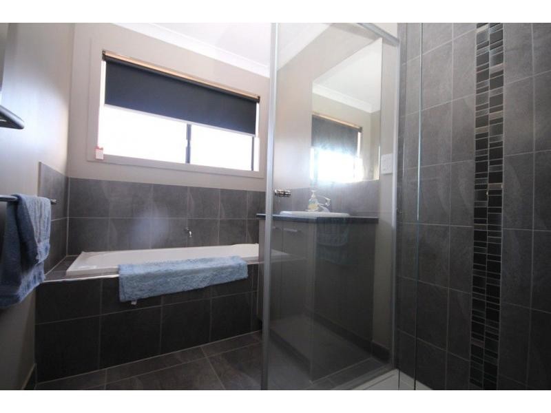 21 Akins Rise, Golden Square VIC 3555