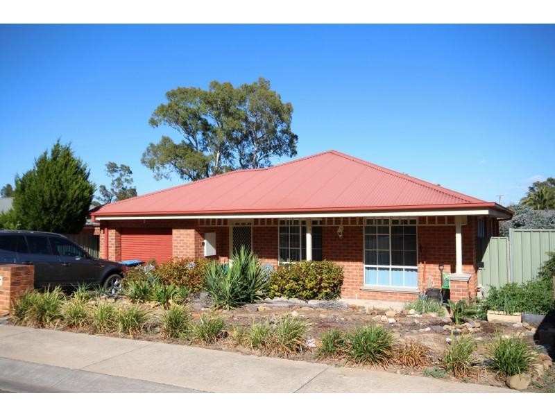 1/12 Sunset Boulevard, Spring Gully VIC 3550