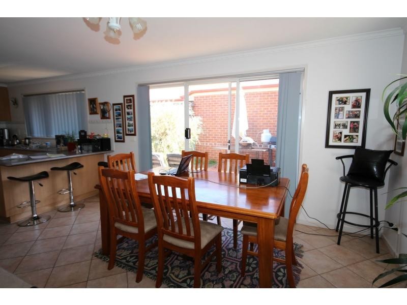 1/12 Sunset Boulevard, Spring Gully VIC 3550