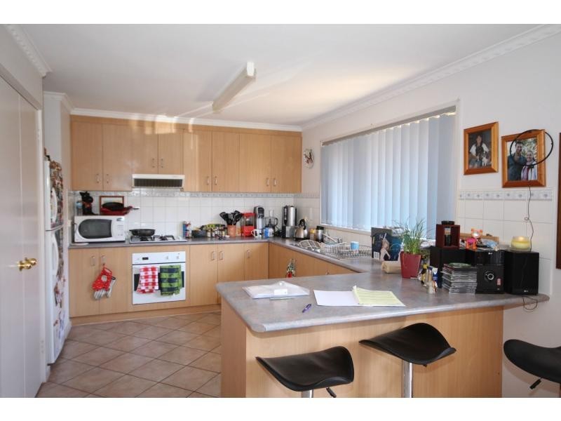 1/12 Sunset Boulevard, Spring Gully VIC 3550