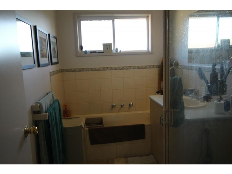 1/12 Sunset Boulevard, Spring Gully VIC 3550