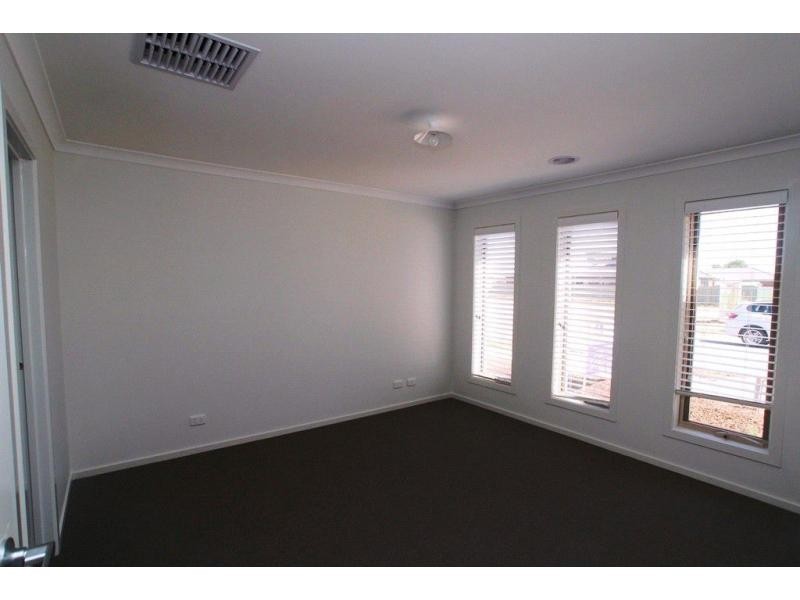 4 Trinity Way, Ascot VIC 3551