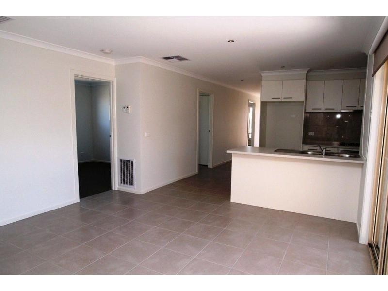 4 Trinity Way, Ascot VIC 3551