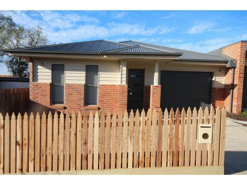 11 School Street, California Gully VIC 3556