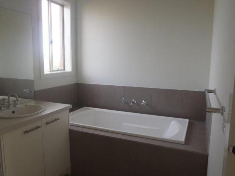 4 Trinity Way, Ascot VIC 3551