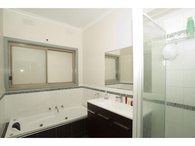 18 Nish Street, Flora Hill VIC 3550