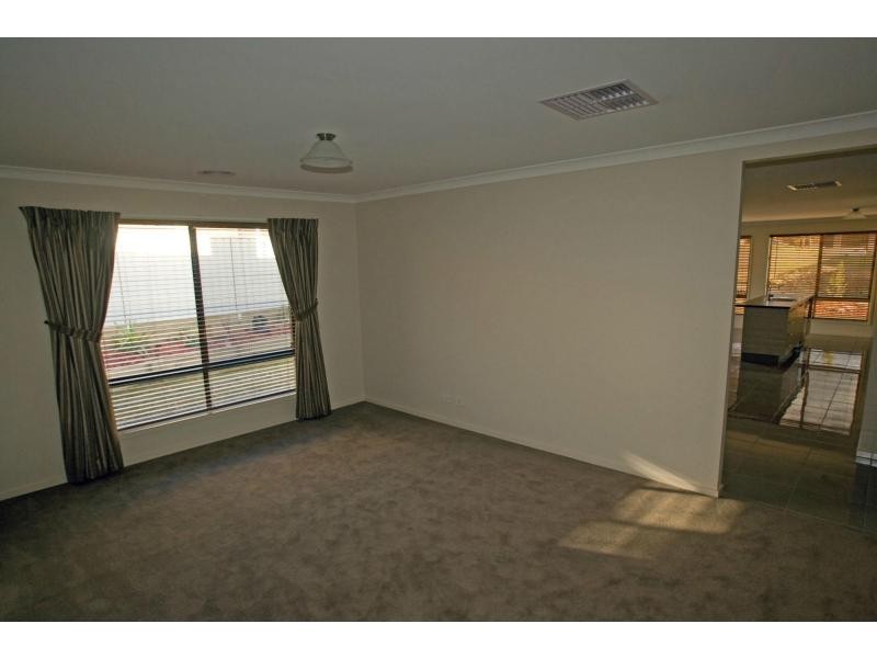 16 Tununga Circuit, Kangaroo Flat VIC 3555
