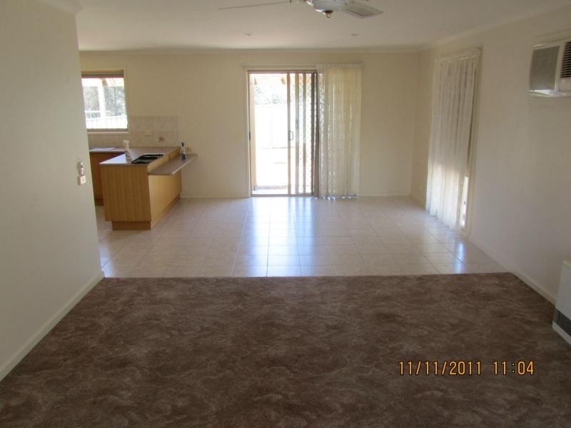 2/21 Davey Close, Flora Hill VIC 3550